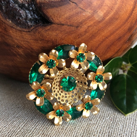 Vintage Emerald Green Rhinestone & Goldtone Brooch - Picture 2 of 10